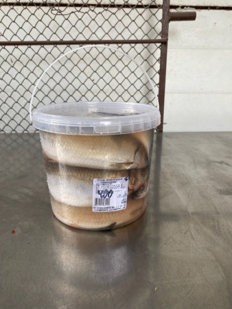 Сельдь  с/с атлантическая 400+ КРУПНАЯ Свежий вылов (в ведре 8-10 штук) фас. 4 кг (цена за ведёрко) фото в магазине Рыба-Сочи.рф